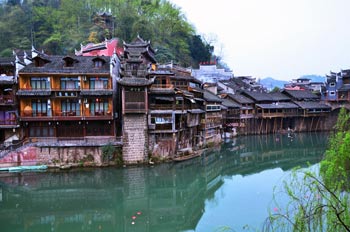  張家界國家森林公園、黃龍洞、鳳凰古城九景三晚四日游